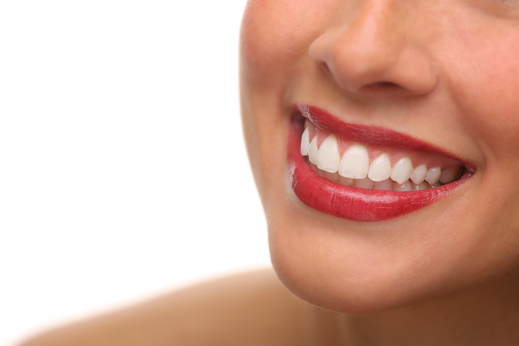 vier bis sechs Implantate halten den kompletten Zahnersatz
